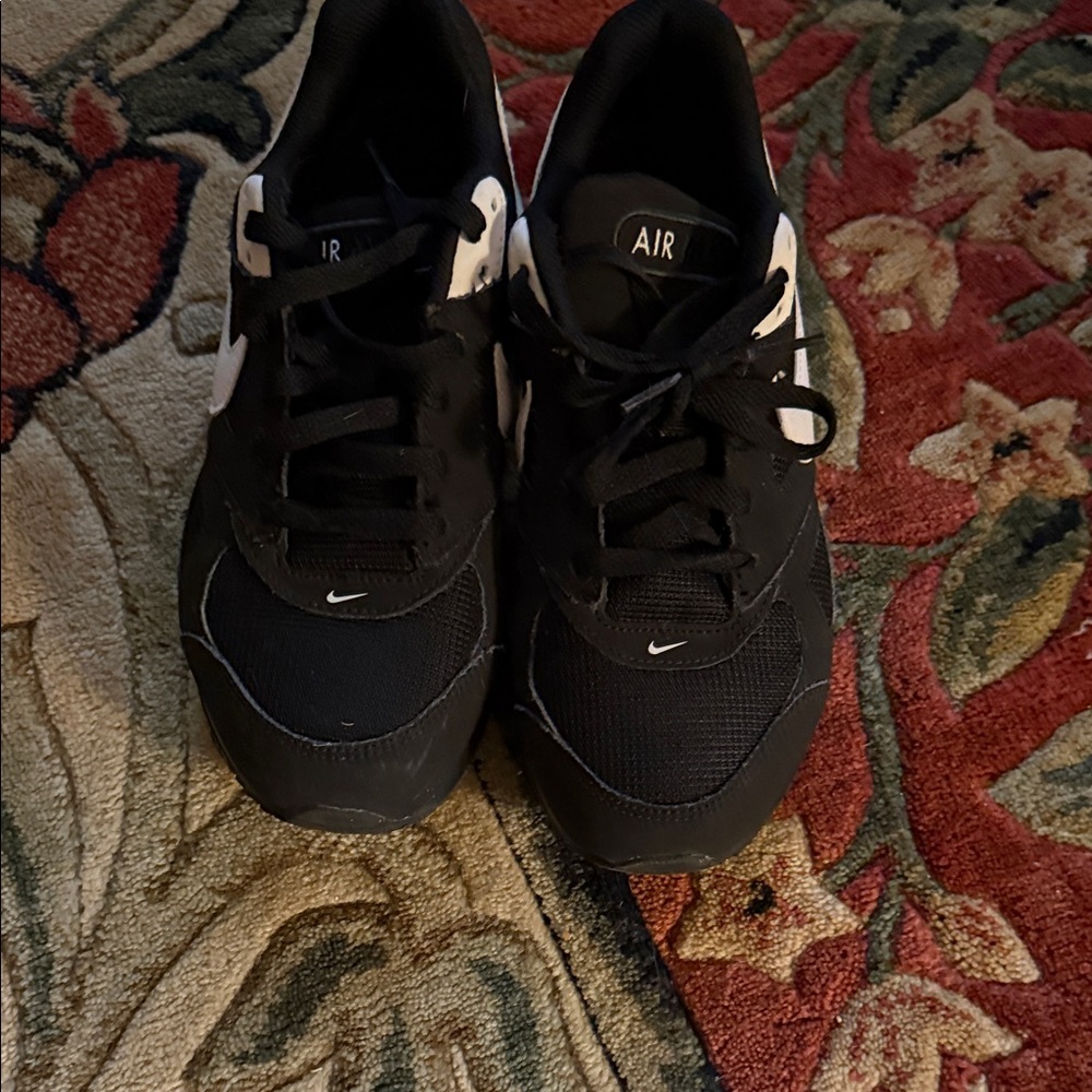 Nike Black and White Air Sneakers just like new Size 6Y boys
